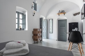 In-room safe, individually decorated, individually furnished - Noelia Suites (Santorini)