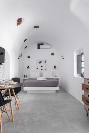 In-room safe, individually decorated, individually furnished - Noelia Suites (Santorini)