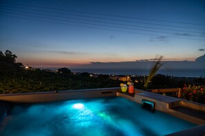Indoor spa tub - Noelia Suites (Santorini)