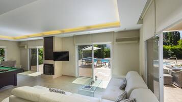 Télévision, cheminée