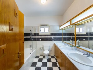 أحواض استحمام، مجفف�ات شعر، مناشف