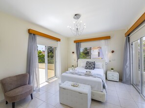 4 chambres, coffres-forts dans les chambres, fer et planche à repasser