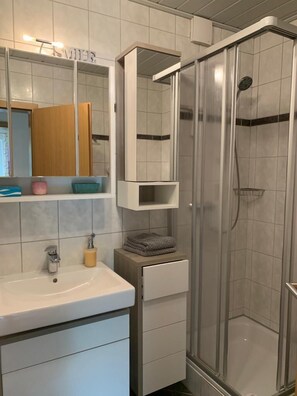 Baignoire, sèche-cheveux, serviettes fournies, savon