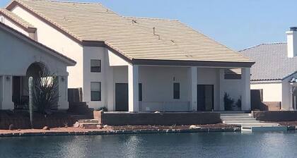 WELCOME HOME SNOWBIRDS! Waterfront property in the beautiful Los Lagos Community