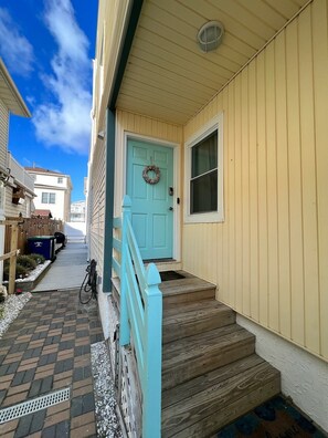 Exterior detail - Family Friendly - 1/2 Block To Beach - 4 BR 3 Bath - Driveway Parking! (Brigantine)