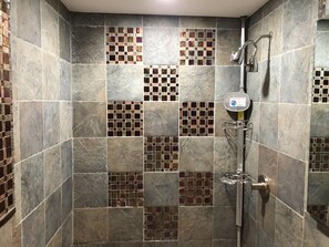Baignoire, sĂšche-cheveux, serviettes fournies, savon