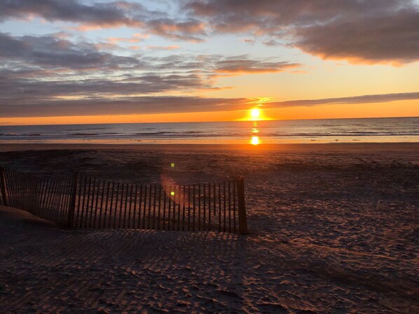 靠近海滩、沙滩椅、沙滩毛巾