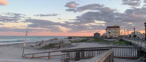 Vlak bij het strand, ligstoelen aan het strand, strandlakens