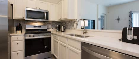 Een koelkast, een microgolfoven, een oven, een kookplaat