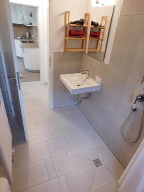 Een douche, een haardroger, handdoeken, zeep