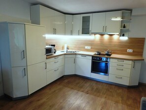 Køleskab, mikrobølgeovn, ovn, kogeplade