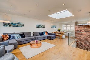 Premium Apartment | Living area | Flat-screen TV, Netflix, streaming services - Perfect Stays-Covent Garden (London)