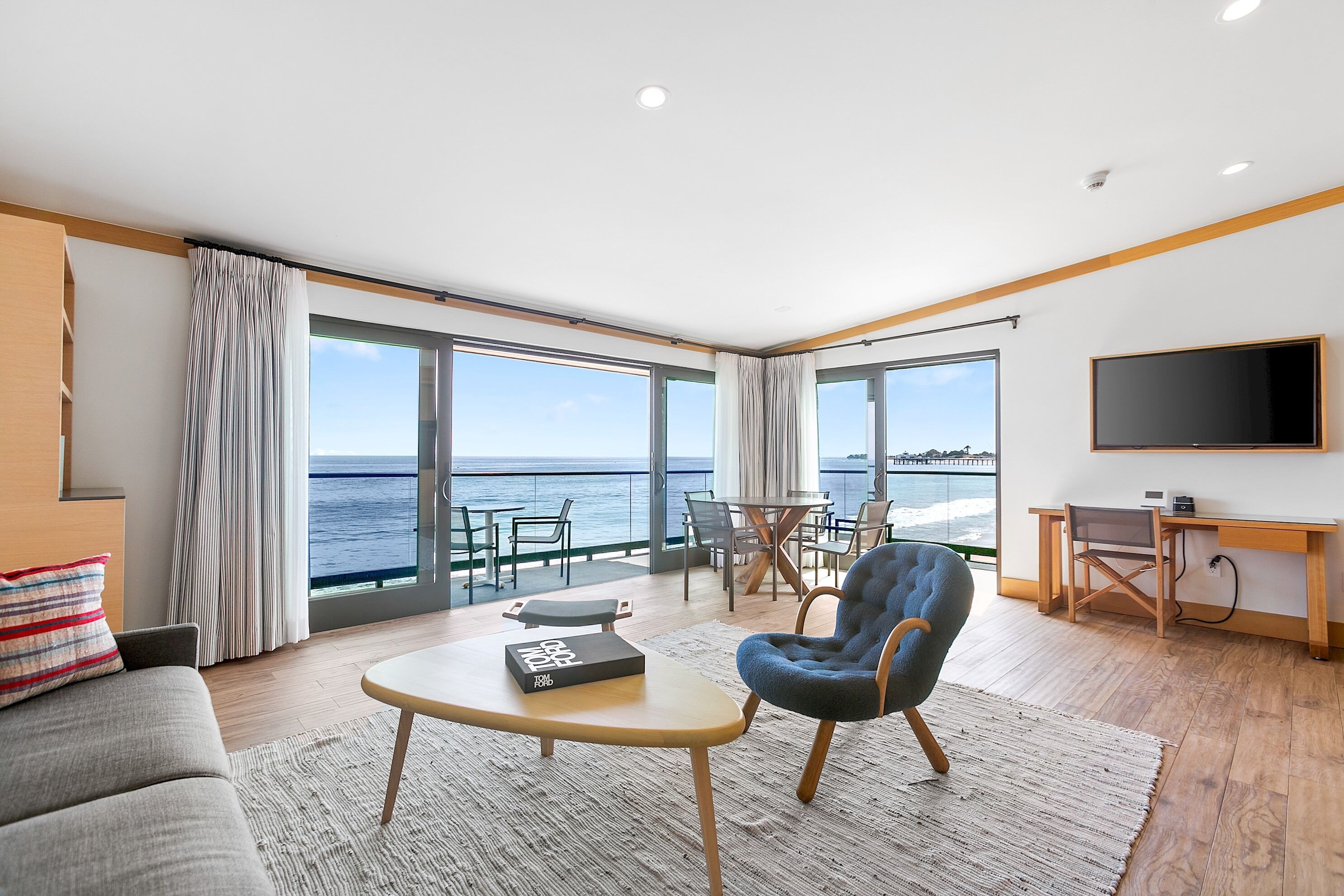 Smart-TV, Bücher, Stereoanlage