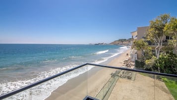 En la playa, camastros y toallas de playa