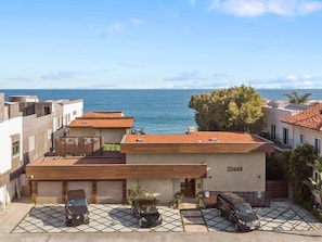 Un edificio residencial con el número 22648, un garaje y vista al mar.