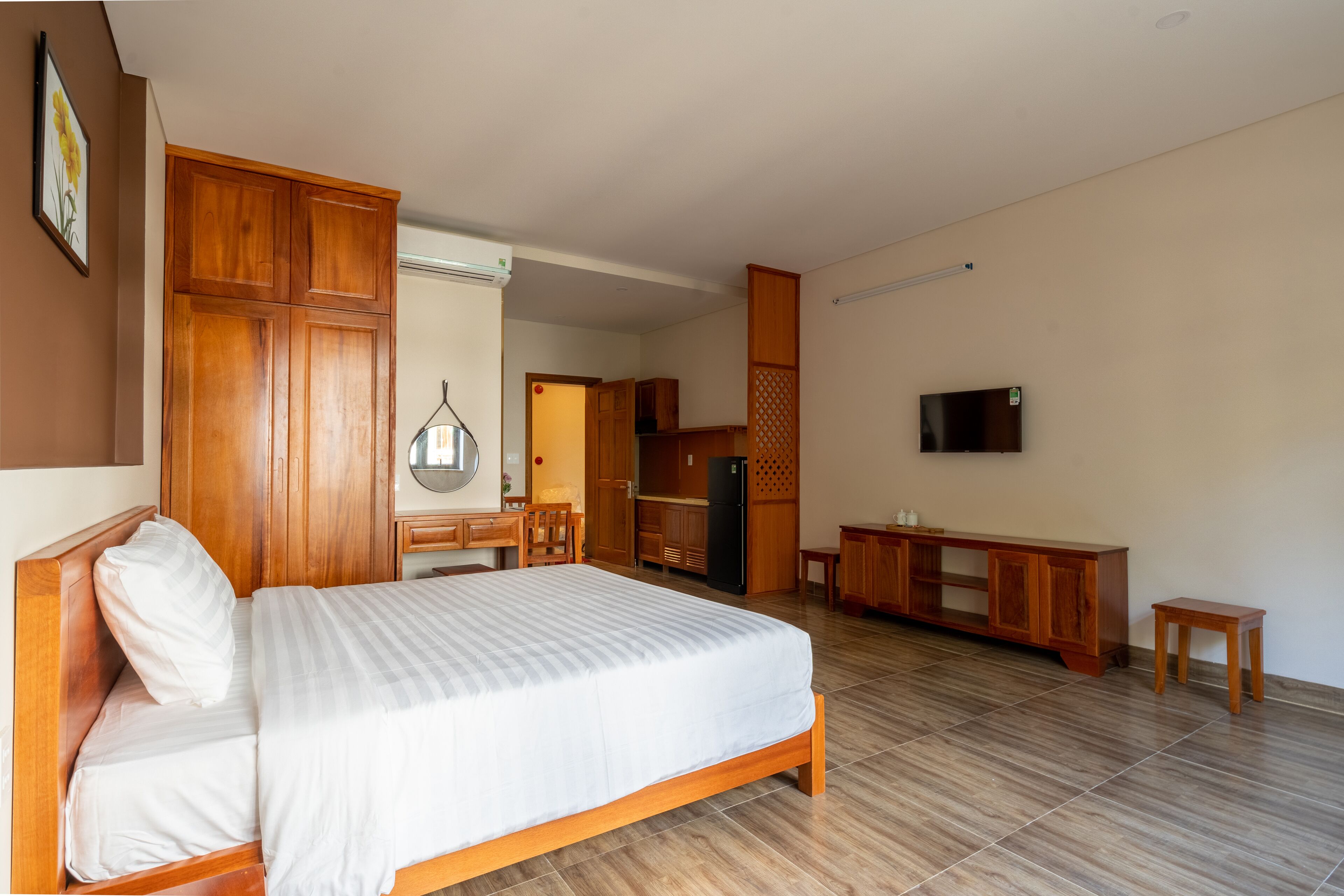 Hypo-allergenic bedding, minibar, desk, laptop workspace