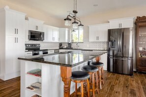 冷蔵庫、電子レンジ、オーブン、コンロ