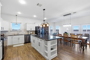 Fridge, microwave, oven, stovetop - Lake House on Travis (Austin)