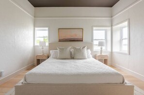 8 bedrooms, desk, iron/ironing board, travel cot - Lake House on Travis (Austin)