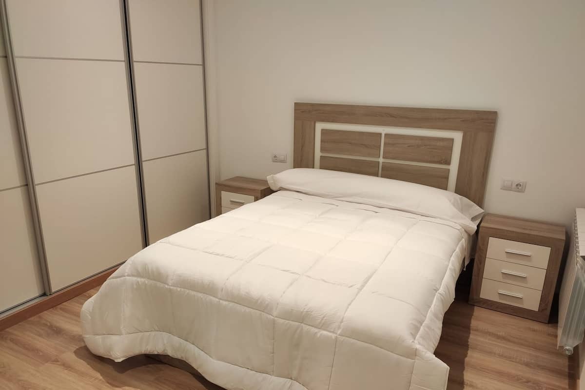 Suite familiar, 2 habitaciones, balcón | 2 habitaciones, decoración personalizada y escritorio