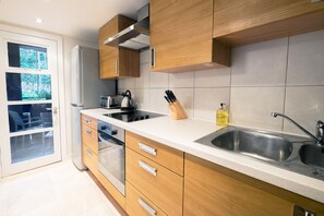 Fridge, microwave, oven, stovetop - 3 Bedroom nr Royal Mile, Quiet Area, Sleeps 6 (Edinburgh)