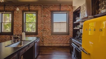 Fridge, oven, stovetop, dishwasher