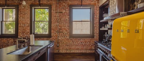 Fridge, oven, stovetop, dishwasher