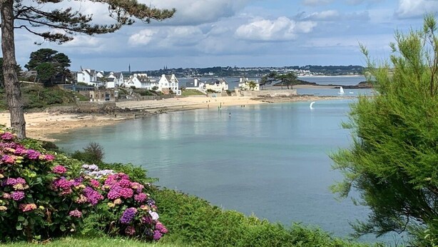 A coastal town with white houses, a sandy beach, and a calm sea. - Kerelen - Maison familiale avec jardin proche plage - Carantec (Carantec)