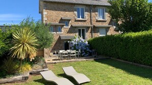 A stone house with a garden, outdoor seating, and a flower arrangement. - Kerelen - Maison familiale avec jardin proche plage - Carantec (Carantec)