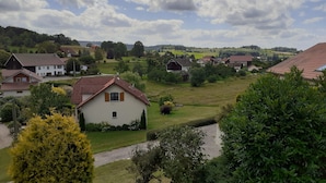 Ein Wohngebiet mit Häusern, einer Wiese und blauem Himmel.