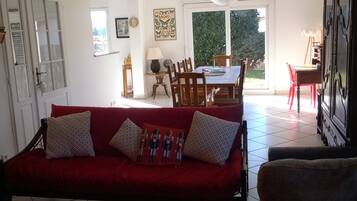 Fernseher, Kamin, Videospiele, DVD-Player