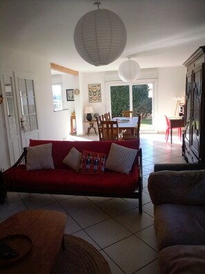 TV, fireplace, video games, DVD player