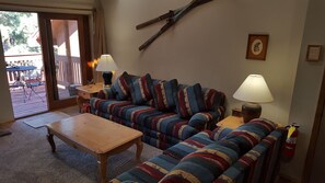 TV, caminetto, lettore DVD, libri