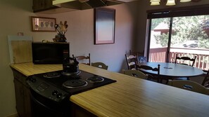 Réfrigérateur, four à micro-ondes, un four, surface de cuisson