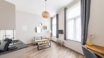 Premium studio suite | Woonruimte | Een 32-inch smart-tv met satellietzenders en televisie