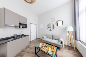 Suite studio Prestige | Aire de séjour | Téléviseur connecté de 32 po avec télévision par satellite, téléviseur