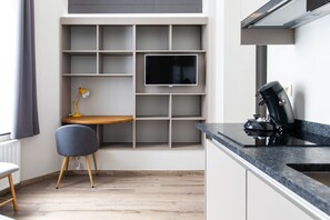 Premium studio suite | Woonruimte | Een 32-inch smart-tv met satellietzenders en televisie