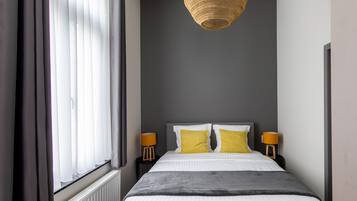 Premium studio suite | Individueel gemeubileerd, een bureau, een strijkplank/strijkijzer