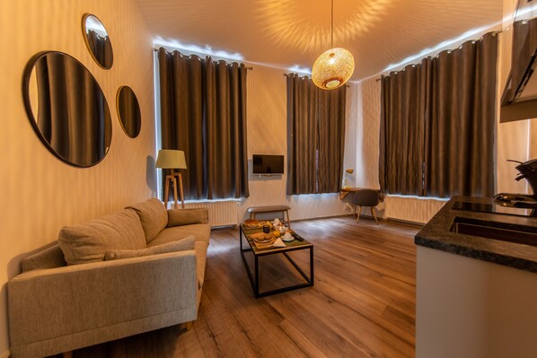 Premium studio suite | Woonruimte | Een 32-inch smart-tv met satellietzenders en televisie