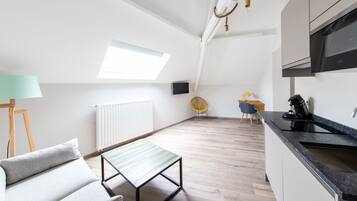 Premium studio suite | Woonruimte | Een 32-inch smart-tv met satellietzenders en televisie