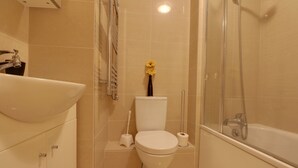 Un bany amb vàter, rentamig i plat de dutxa.