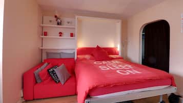 Iron/ironing board, WiFi, bed sheets