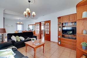 Smart TV, DVD player, table tennis, books