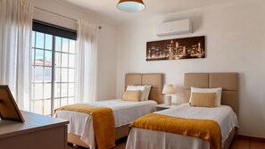 3 bedrooms, in-room safe, iron/ironing board, travel cot - Villa with 3 Bedrooms and private(heatable) Pool in Galé Beach (Guia)