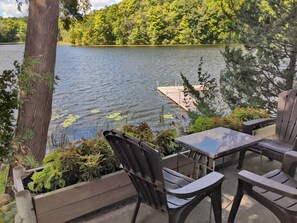 Outdoor dining - Walk to Road America Races. Enjoy the lake frontage and fishing and kayaking. (Plymouth)