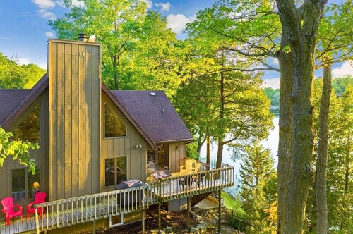 Walk to Road America! Nutt Hill Ski & Tubing nearby! Stay on the gorgeous lake!