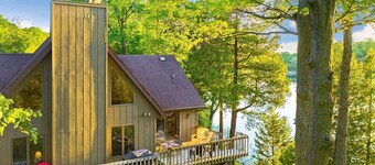 Walk to Road America! Nutt Hill Ski & Tubing nearby! Stay on the gorgeous lake!