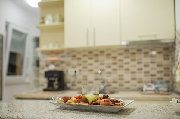 Refrigerador, microondas, cafetera y tetera y utensilios de cocina 