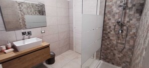 Shower, hair dryer, bidet, towels - Élite Residence Mondello (Palermo)