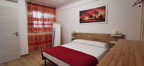 2 habitaciones, escritorio, tabla de planchar con plancha y wifi 